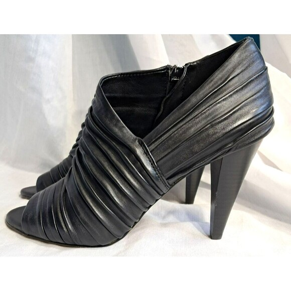 Vince Camuto Womens Anara Black Leather Peep Toe Ankle Bootie Heels Shoes 9M - Picture 2 of 10
